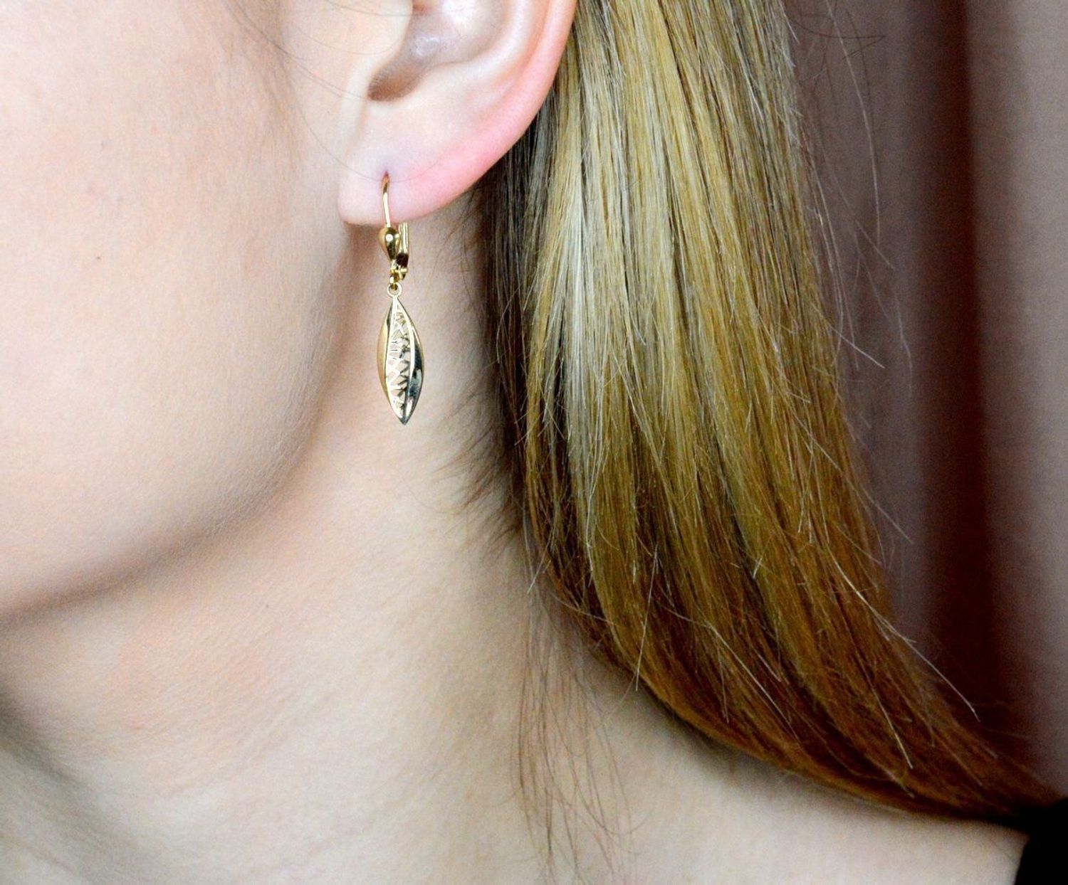 Złote kolczyki 585 wiszące ażurowe listki KL 11135C 585. Złote kolczyki wykonane z najwyższej jakości żółtego złota, próba 585, waga około 1,86 gram. Kolczyki w minimalistycznym stylu, wpisujące się w obecne trendy modowe..jpg